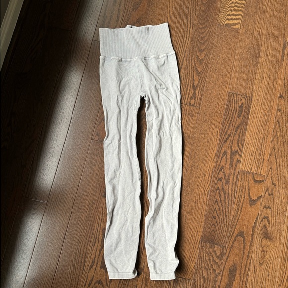 🏷️ NWOT FP Movement Good Karma Leggings | Ice Grey Size XS/S - Picture 4 of 7